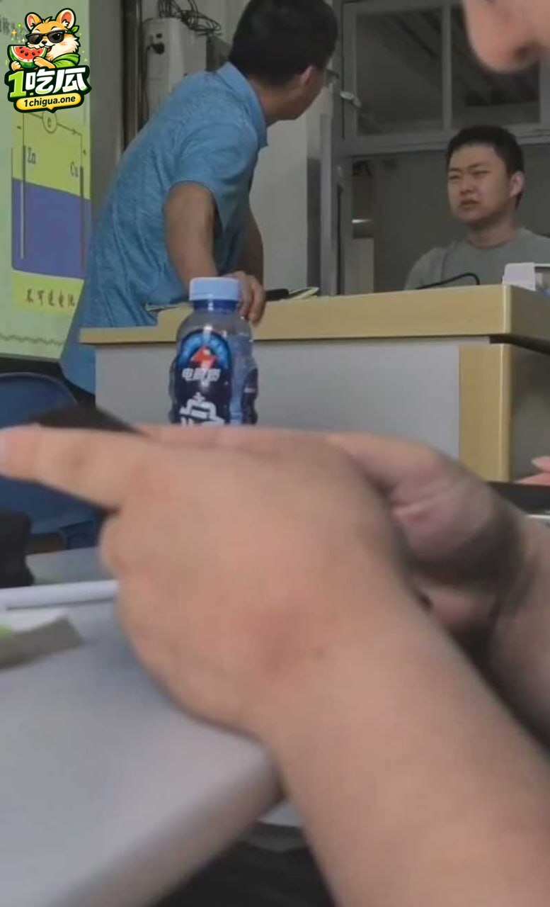 上海第二工业大学 杀哥 上课迟到暴怒砸门吼叫 连喊杀杀杀 老师被迫停课道歉