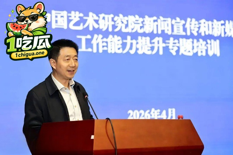 顶流女星 白鹿 与江苏文投董事长王洪俊 亲密街拍引爆网络 资源女王竟是大佬情人