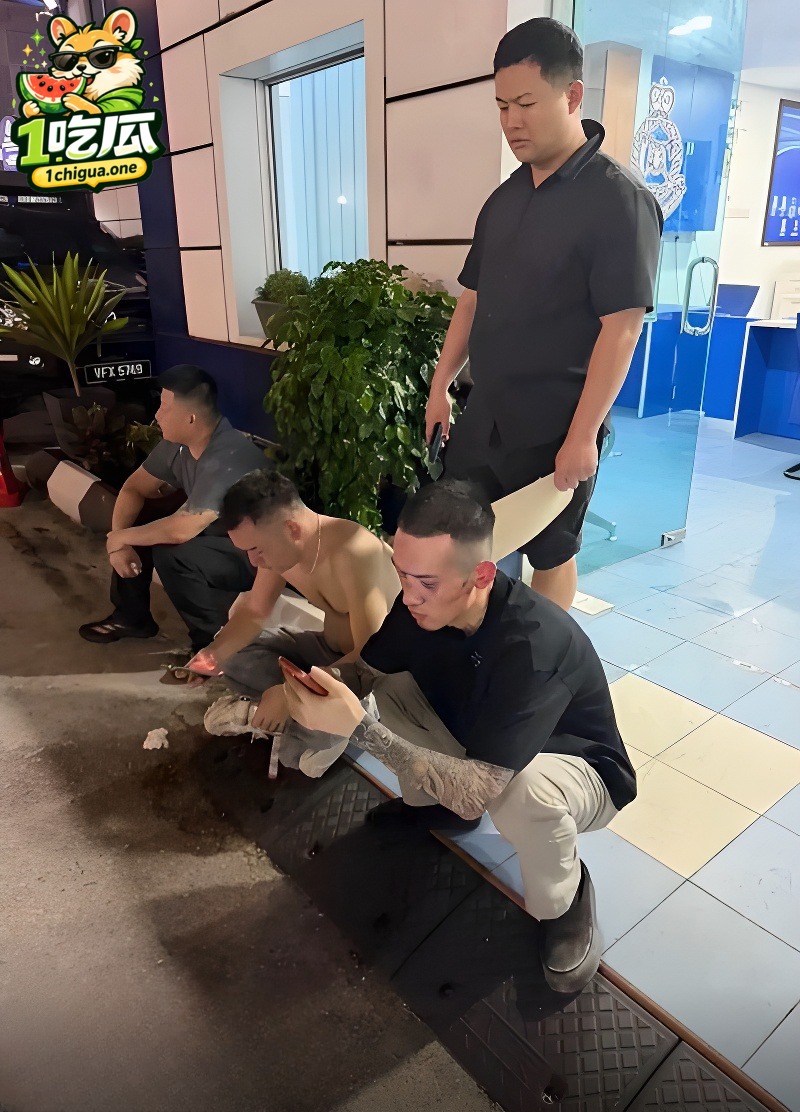 抖音网红 aka刀枪不入 马来西亚装逼遭围殴被打成狗 惨状曝光