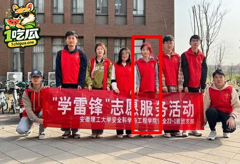 短发眼镜骚货真会玩