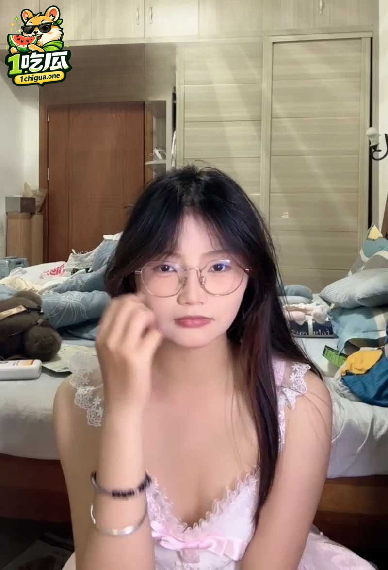 网黄少女 困困兔 眼镜骚妹骚话不断 露脸表演假屌插穴 赤裸卖萌反差爆棚