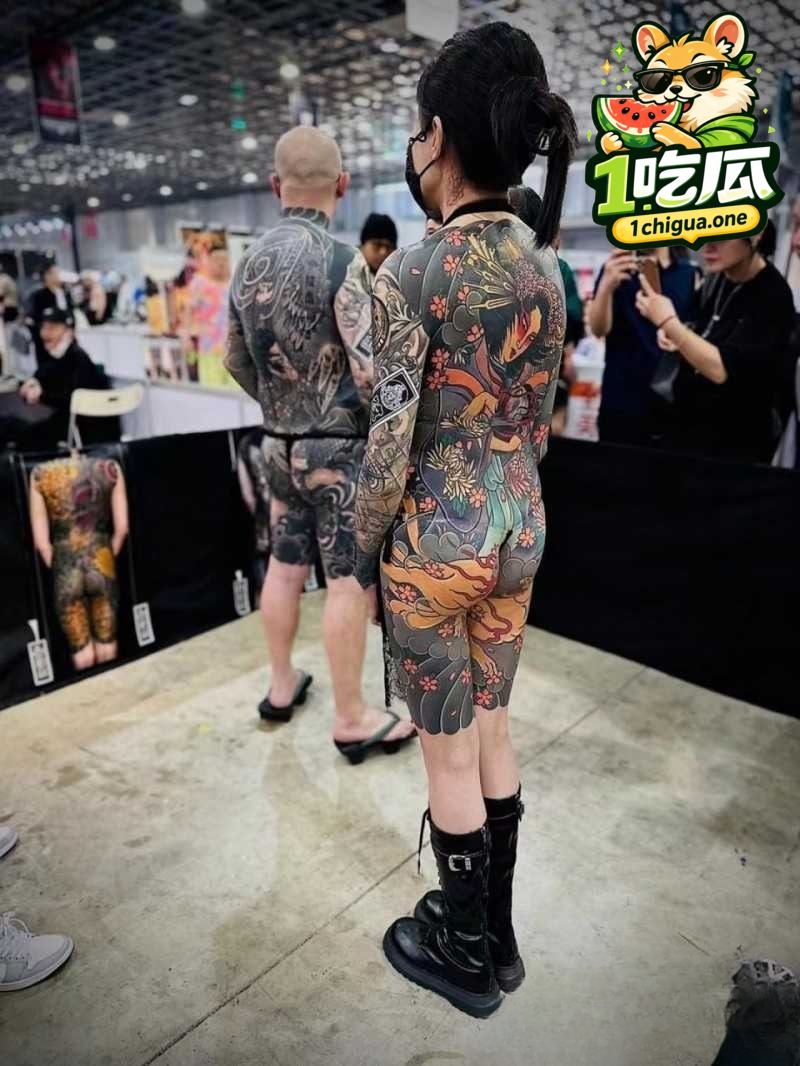 山东国际纹身展第六届开幕 多位通体美女现场大尺度纹身 露逼露奶诱惑十足