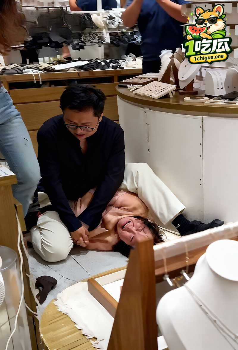 南通如皋吾悦广场 上演抓奸大戏 丈夫小三联手扭打正妻 身份被扒沦为全城笑柄
