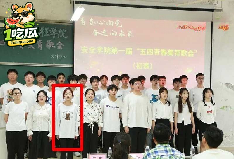 短发眼镜骚货真会玩