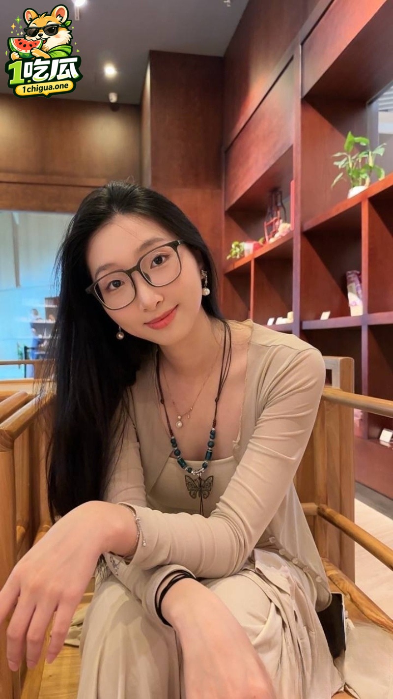 反差大学生 林晓晓 十个眼镜九个骚还有一个特别骚 白天是乖乖女晚上穿上黑丝就化身骚母狗