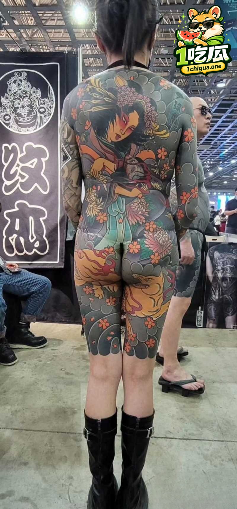 山东国际纹身展第六届开幕 多位通体美女现场大尺度纹身 露逼露奶诱惑十足
