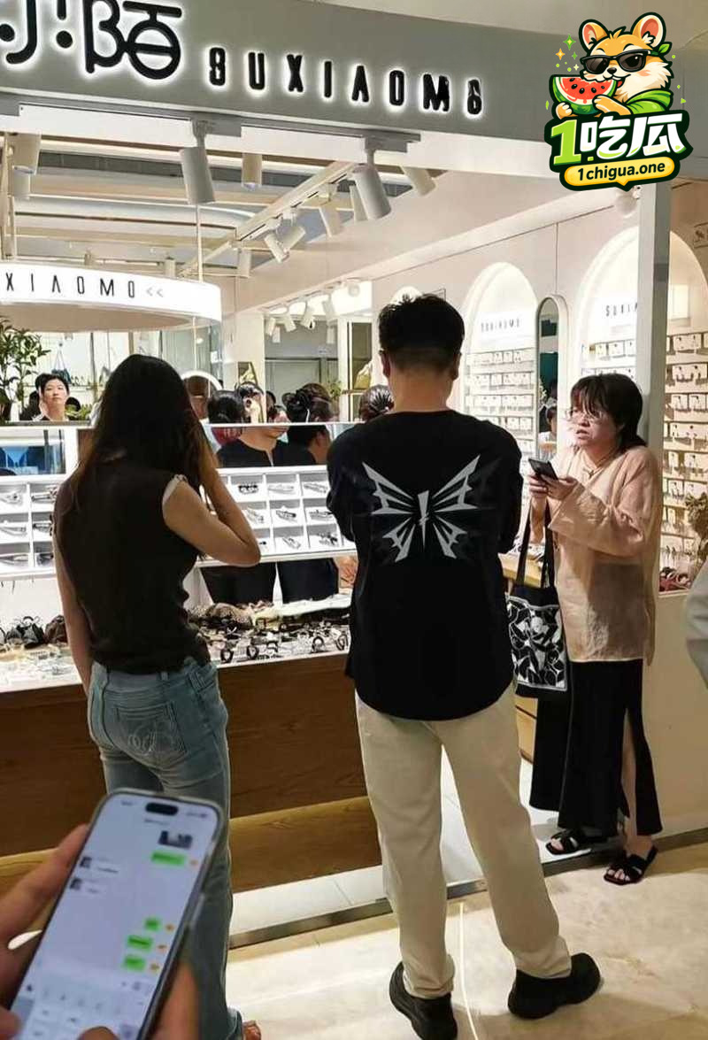 南通如皋吾悦广场 上演抓奸大戏 丈夫小三联手扭打正妻 身份被扒沦为全城笑柄