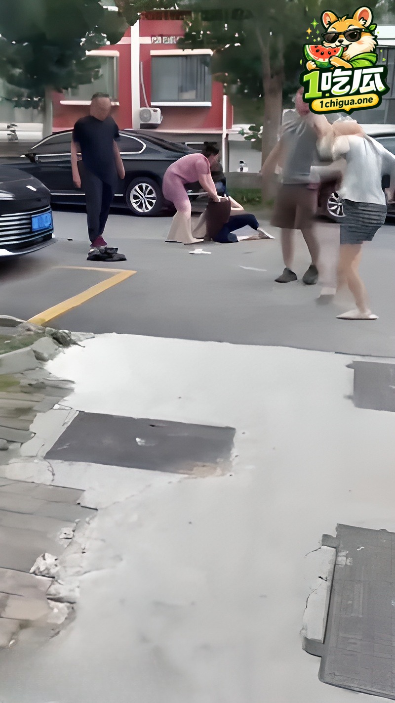 山东德州 黄金水岸小区 抓奸大戏完整版 父子齐上阵砸门砸窗 楼梯喷字羞辱小三