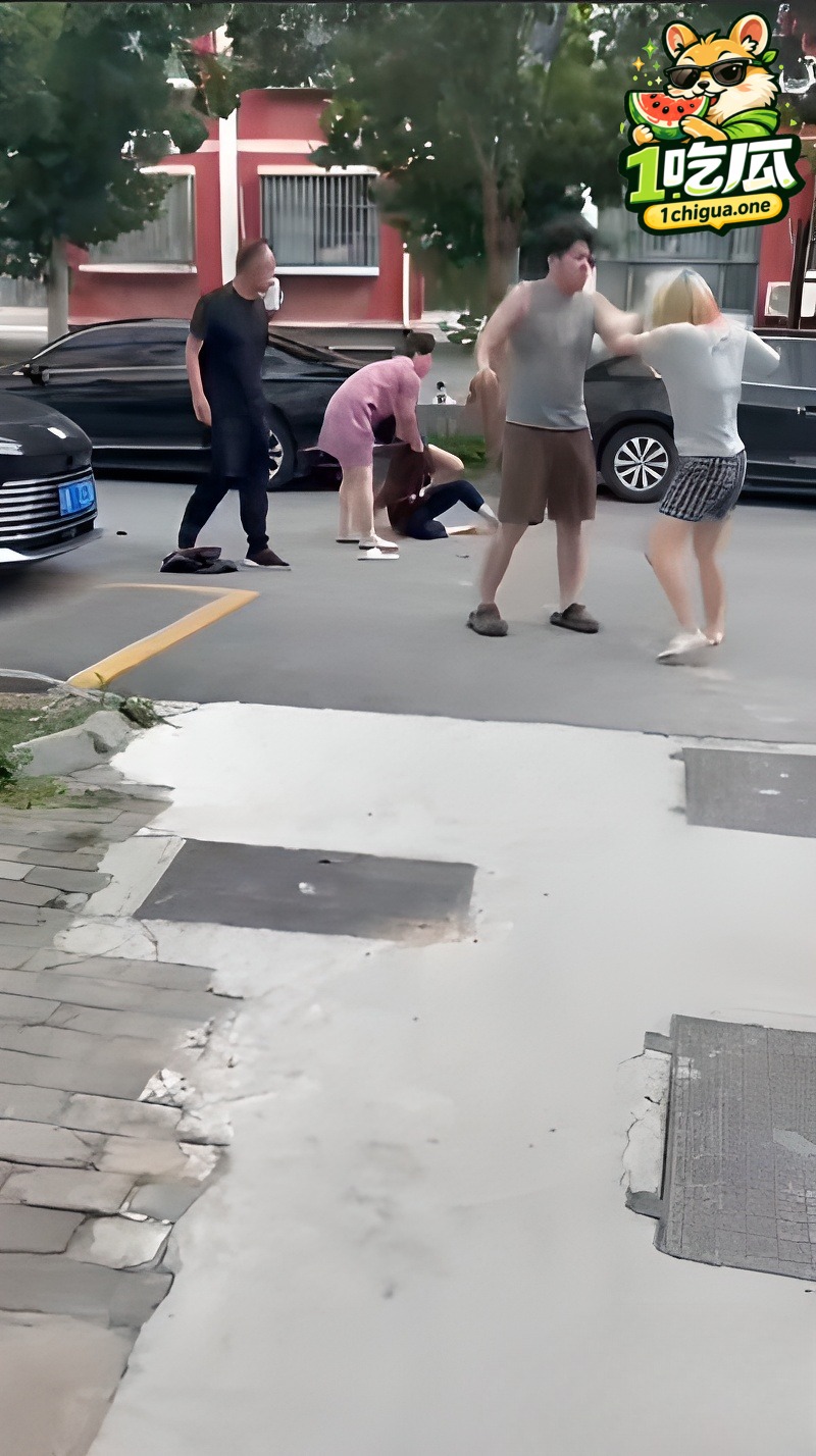 现场群殴与持刀升级