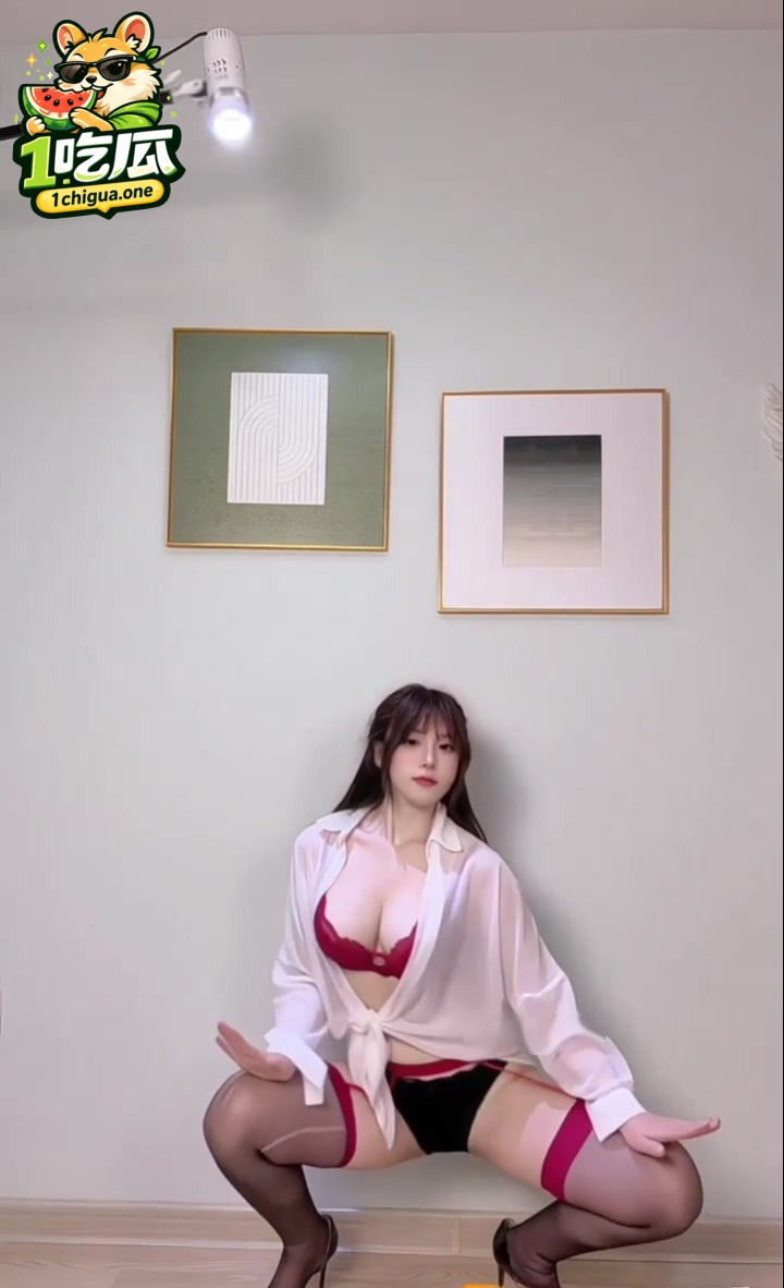 B站UP 凸凸兔 上帝视角嫩穴特写 各色各样的情趣小衣服轮番上阵 硅胶鸡吧都磨掉色了