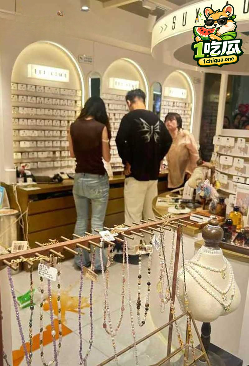 南通如皋吾悦广场 上演抓奸大戏 丈夫小三联手扭打正妻 身份被扒沦为全城笑柄