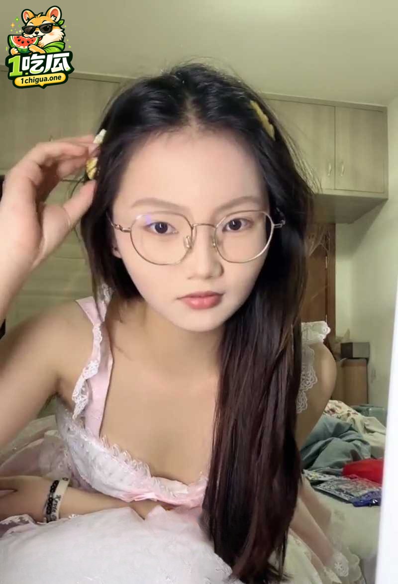网黄少女 困困兔 眼镜骚妹骚话不断 露脸表演假屌插穴 赤裸卖萌反差爆棚