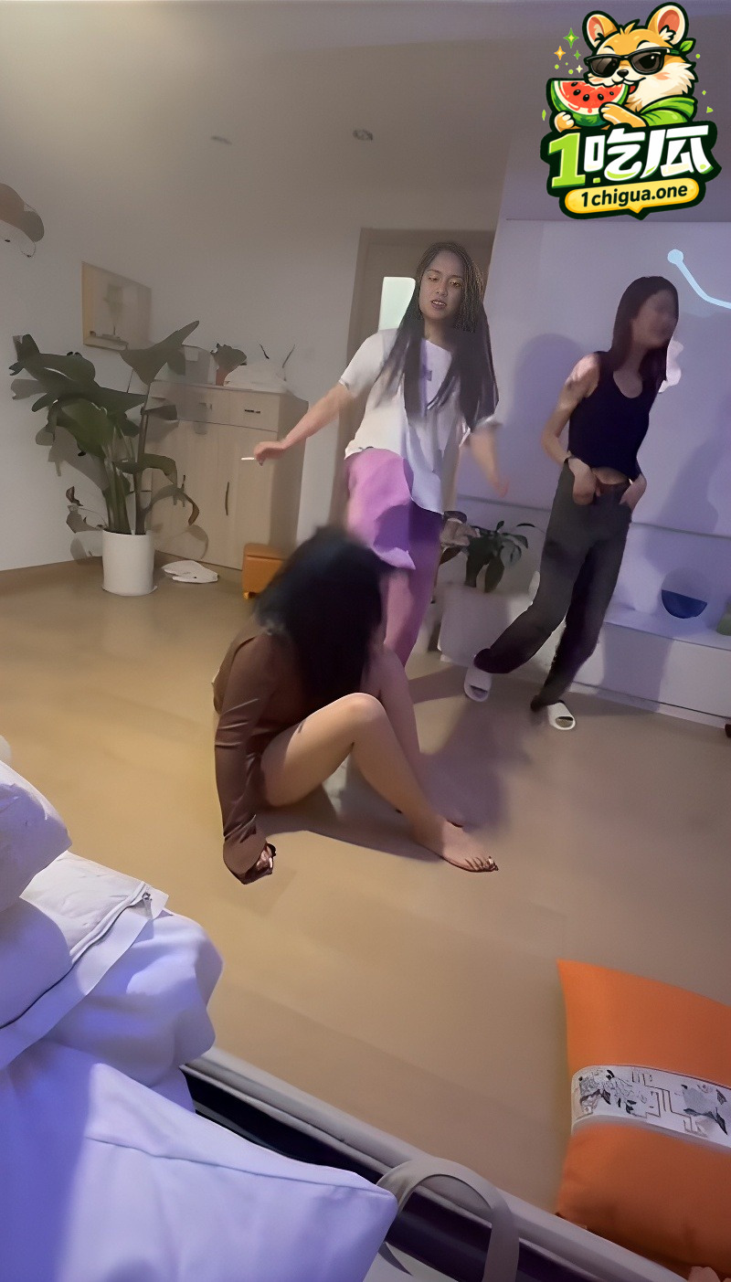 精神小妹霸凌事件 女孩遭多人殴打辱骂后 被强迫性交 看得人怒火冲天