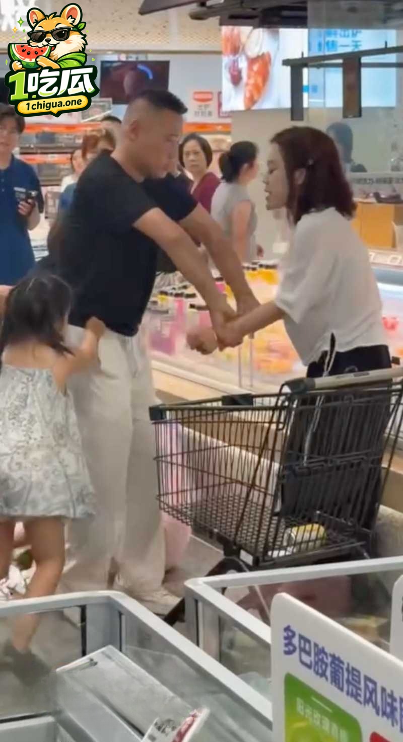 超市现场激烈对峙冲突