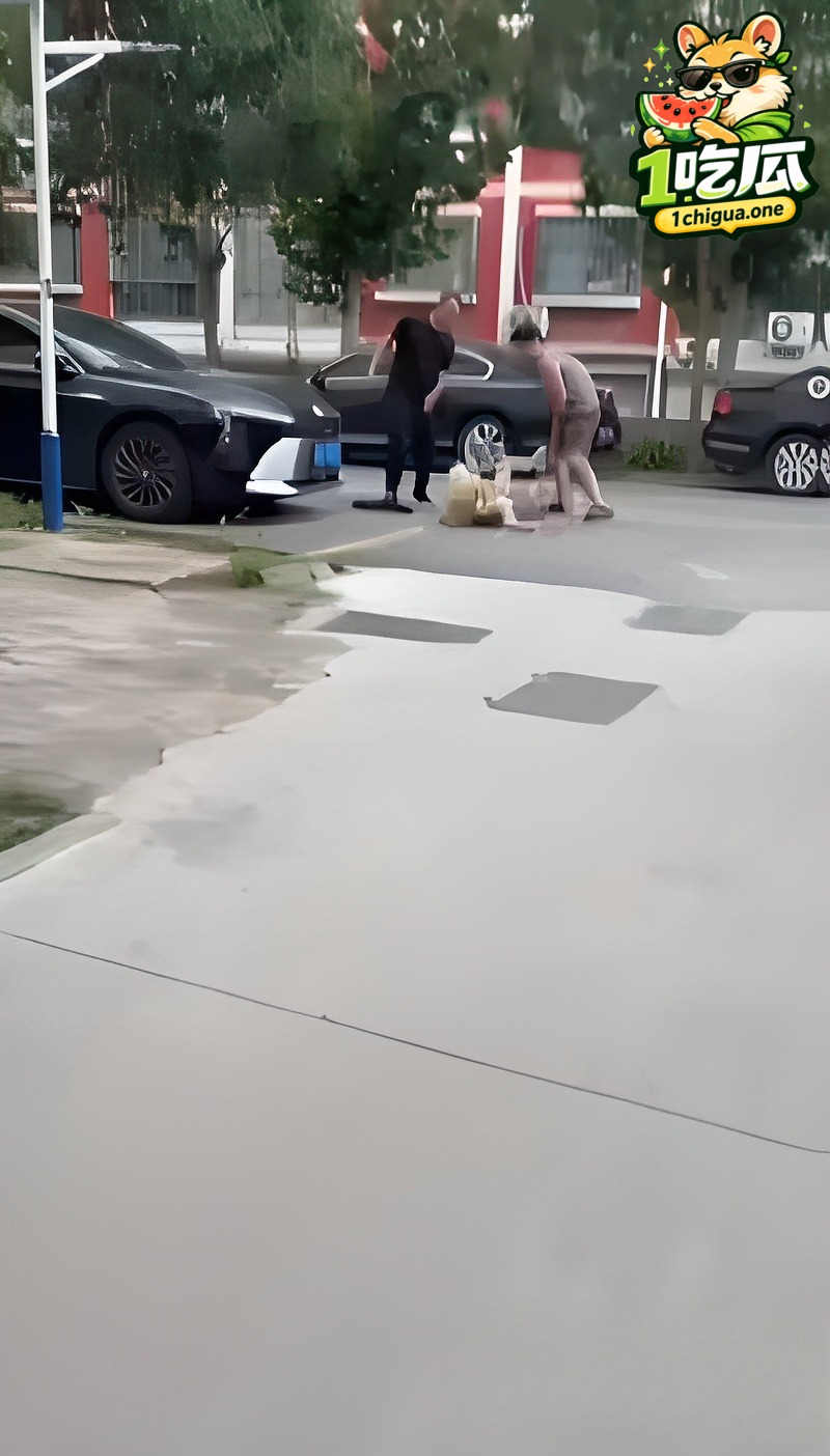 山东德州 黄金水岸小区 抓奸大戏完整版 父子齐上阵砸门砸窗 楼梯喷字羞辱小三