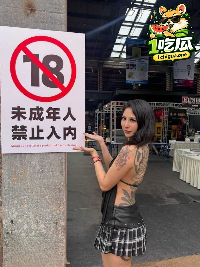 山东国际纹身展第六届开幕 多位通体美女现场大尺度纹身 露逼露奶诱惑十足